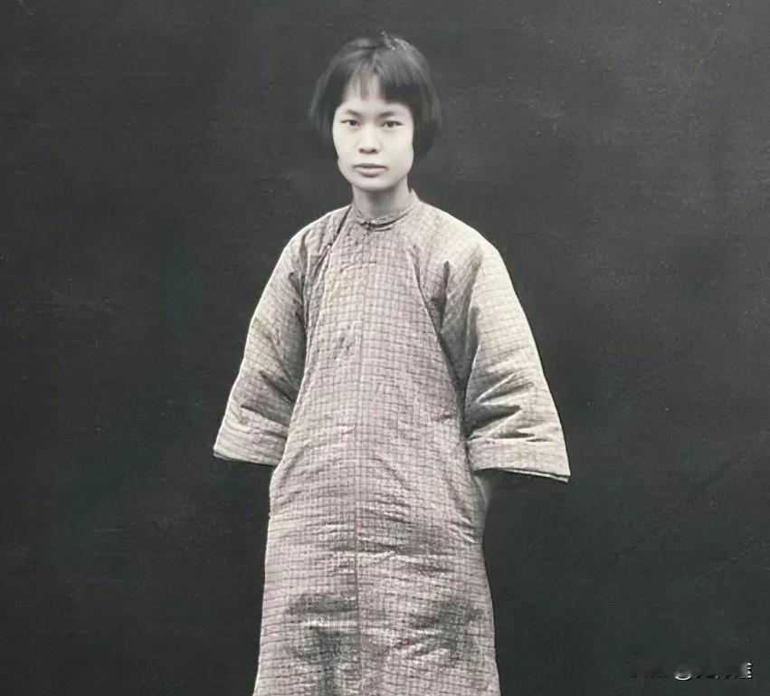 1927年4月28日，她是和李大钊一同走上绞刑架，她目睹了李大钊第一个登上绞刑架