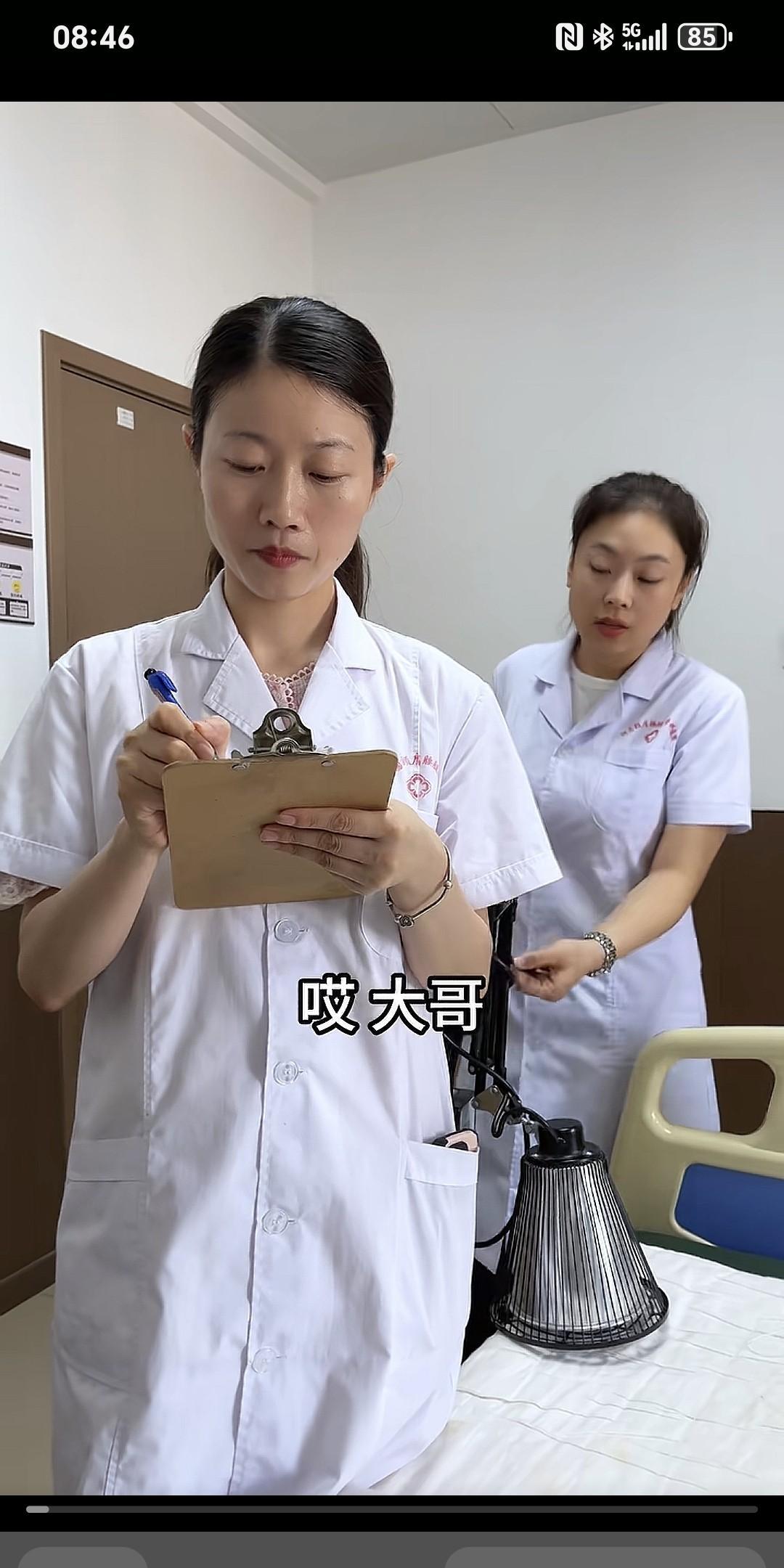 医生查房时，关切地问这位大哥：“哎，大哥，这两天都没见你家人来，就你自己啊，没个