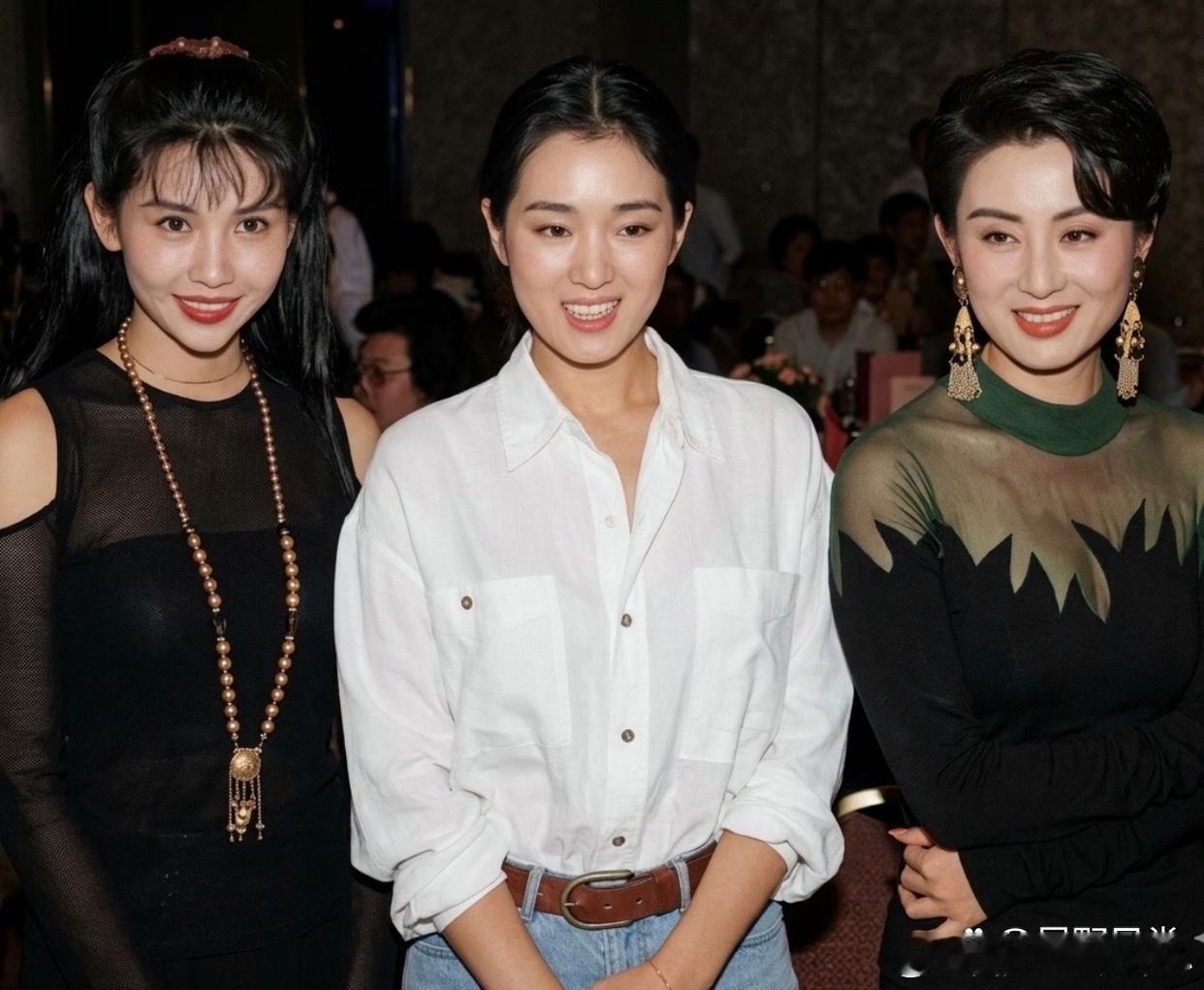 单看巩俐的时候，不觉得她有多美，可跟别人一合影，才发现原来她的美是真的很出众！