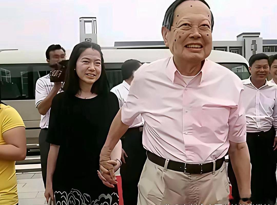 翁帆是不是也老了，看她穿着黑色T，大花裙，奶奶鞋跟103岁的杨振宁还真有点夫妻相