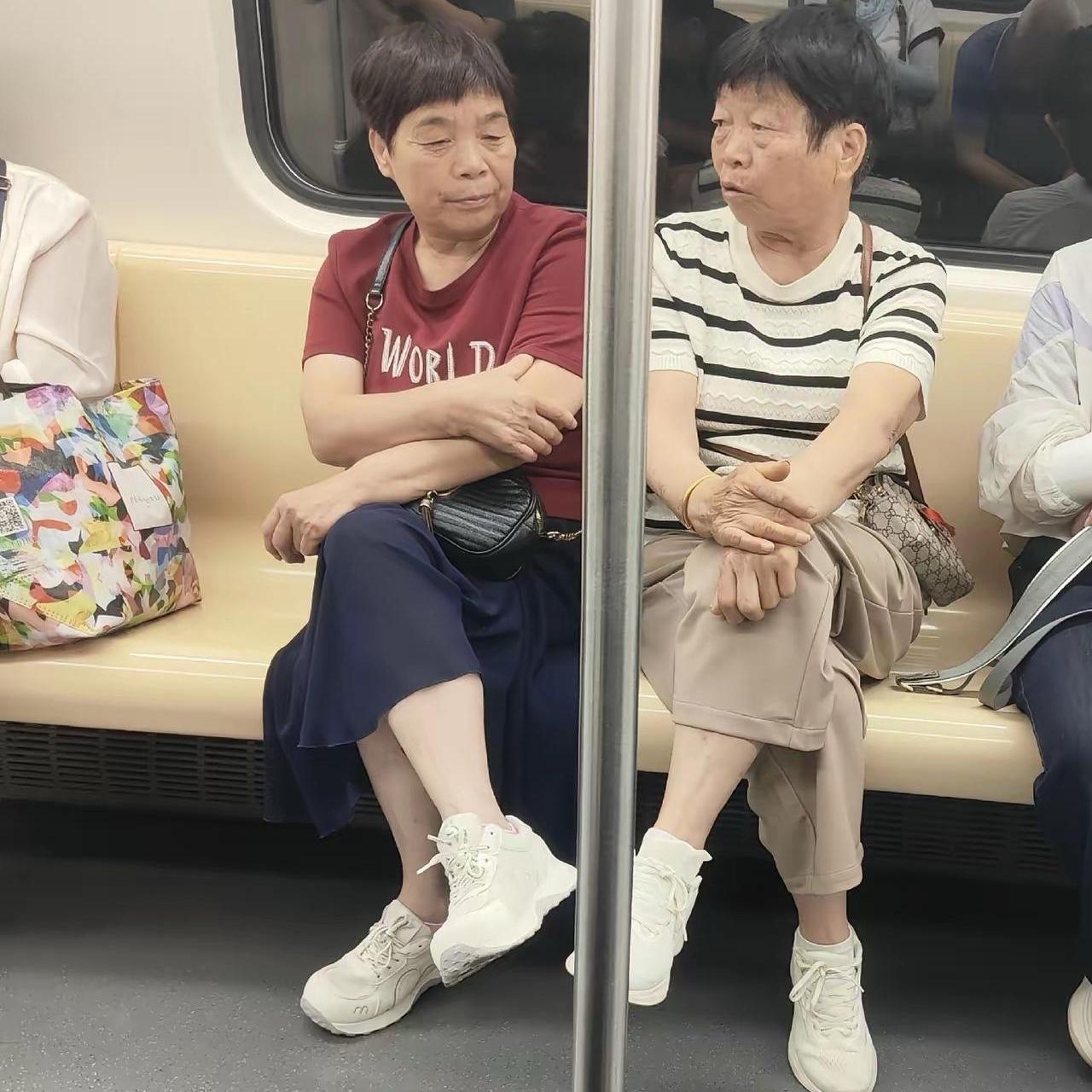 地铁两位大姐狠狠诠释：气质从来不靠贵价衣服坐地铁被两位大姐狠狠吸引住视线，