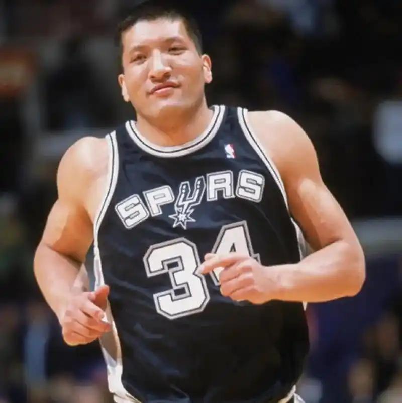NBA的养老金规则写得很死，只要你打满3个赛季，这张终身饭票就焊死了。巴特尔，常