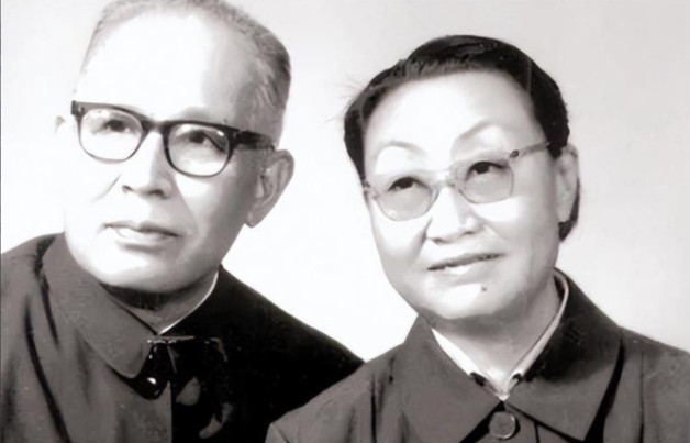 1938年，两位地下工作者假戏真做结为夫妻。然而，婚后妻子却不幸牺牲，丈夫决定终