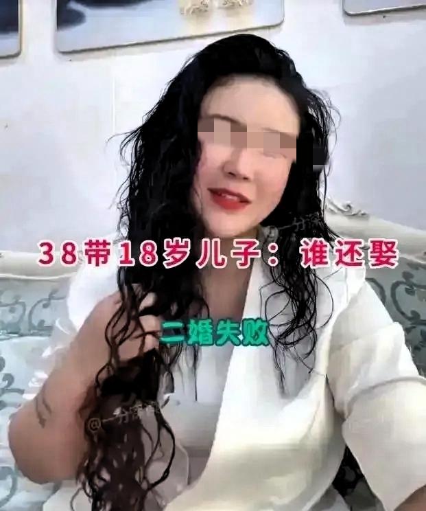 女子上网炫耀三婚又离婚了并高调晒出离婚证，这次她选择净身出户，因为房子和车子是对