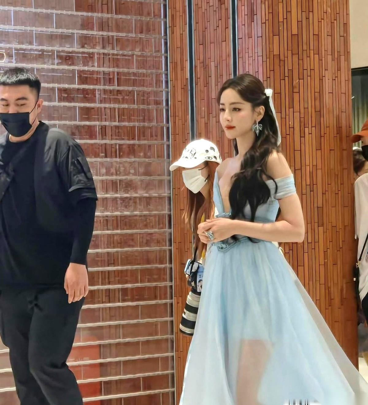 迪丽热巴7月6号出席品牌活动，一改往日习惯没再捂胸口。可现场两道目光让她陷入尴