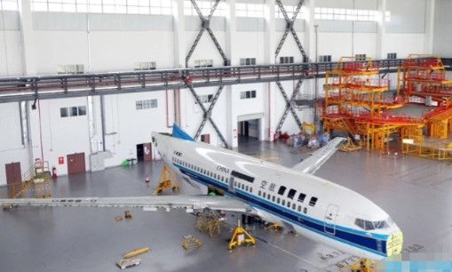 南航退役的波音737-700在贵阳机场拆解，本以为是拆废铁，结果发动机舱里直接藏