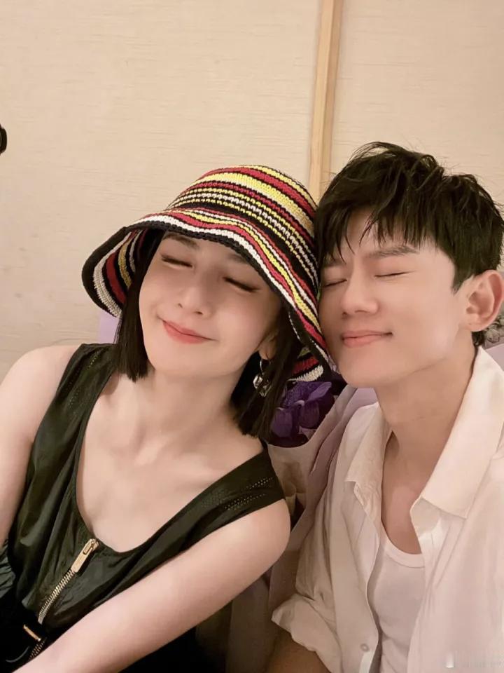 谢娜“掀桌护夫”的这一幕，注定要写进内娱2026编年史。2007年，张杰因与