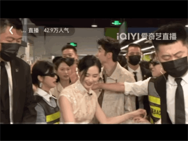 从没见过这么配的两个人，真的好像两口子结婚​​​