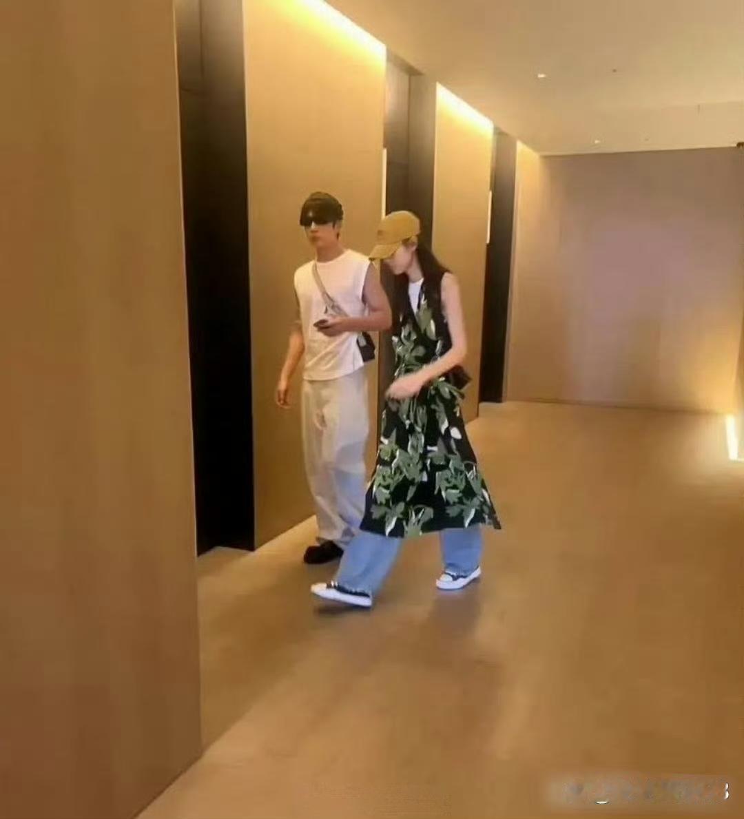 真的被井柏然和刘雯的同框照狠狠惊艳到了！两个人站在一起，气质干净又高级，满满的时