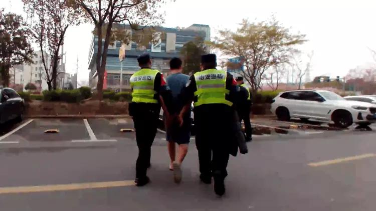 上海这名男子用烟抵车费的事儿真是绝了。4月初，青浦警方接到小区业主报案，车辆财物