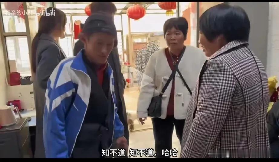 媒人领了个男孩儿去相亲，被女方父母怼了一顿灰溜溜的走了。媒人领一个男孩去女方家看