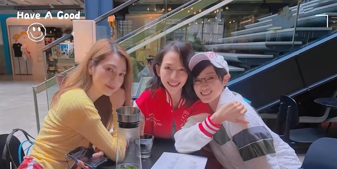 53岁蔡少芬和闺蜜陈法蓉、洪欣一起外出逛街聚会，三个人都化着淡妆，她们都打扮休闲