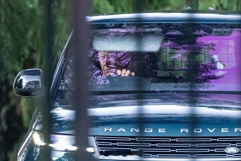 英国王室2025年10月31日，查尔斯三世被拍到开车出现在诺福克郡桑