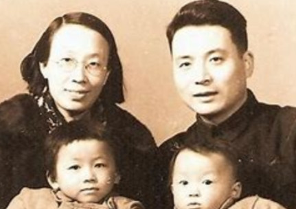 1985年，邓稼先脸带微笑，回到家看到妻子冷着脸：“27年不回家，原来是外面有人