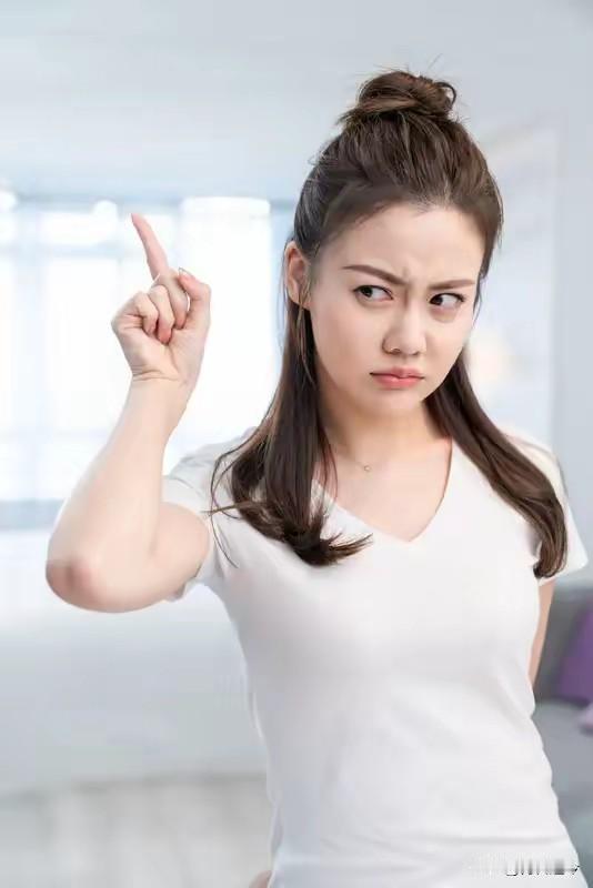 我跟老公说：“我一个同学离婚了。”老公：“既然人家选择了离婚，那你知道就行了，别