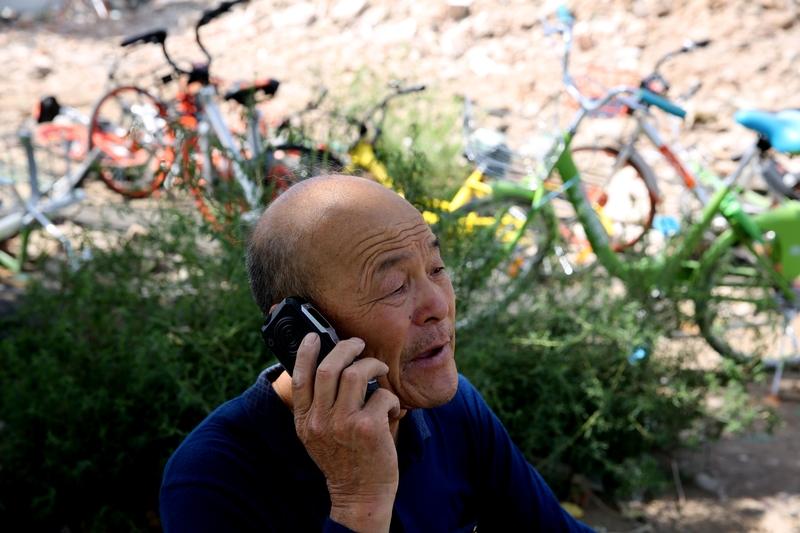 农村养老金真是个让人操心的事儿。前几天回村,听王大爷叹气,说一个月就领100