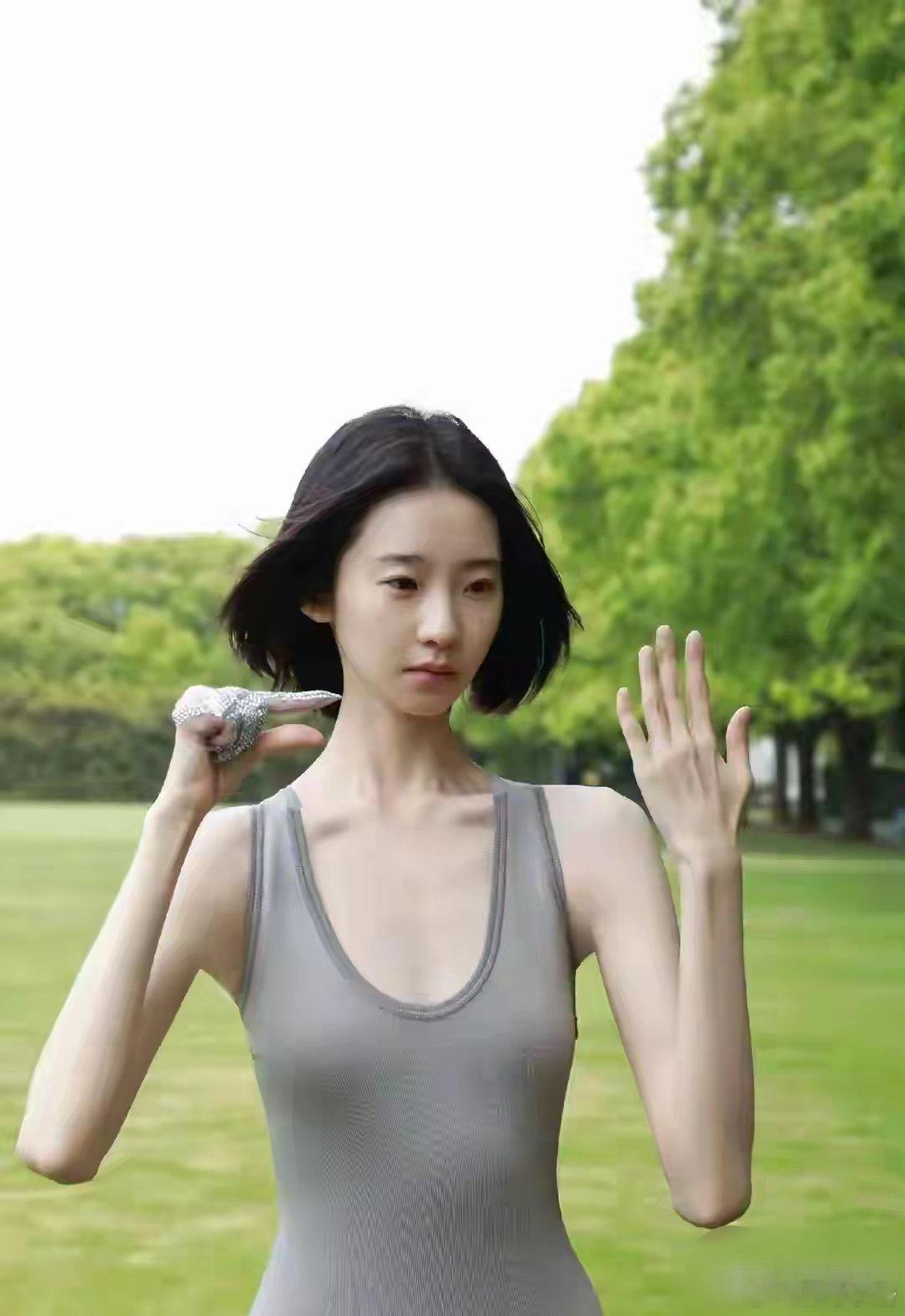张艺凡身形纤细似假人！穿紧身连体衣户外摆拍，肢体线条流畅惹眼​​​