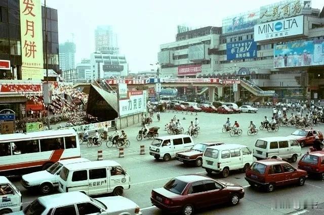 三十年，成都的变化非常大。手头有两张90年代成都盐市口天桥附近的老照片，今年旅游