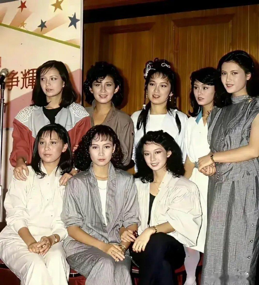 刘嘉玲那时候一看就是大陆妹，把手搭在刘嘉玲肩上的应该是翁美玲