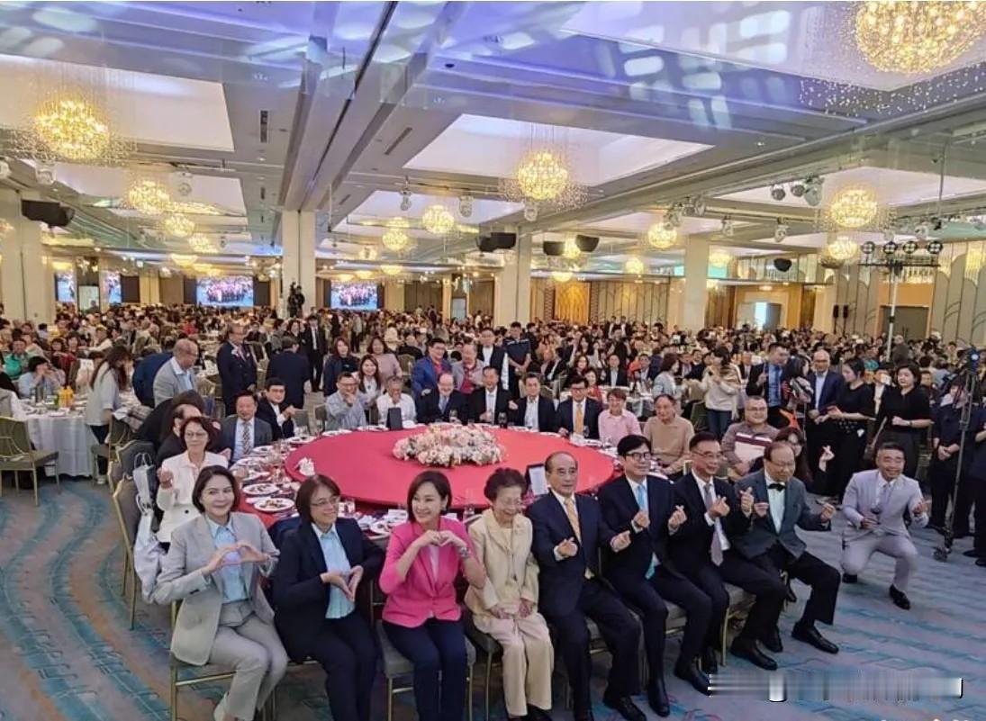 有点儿看不下去了！柯志恩王金平互相吹捧。王金平说，他没有邀请党主席，因为柯志