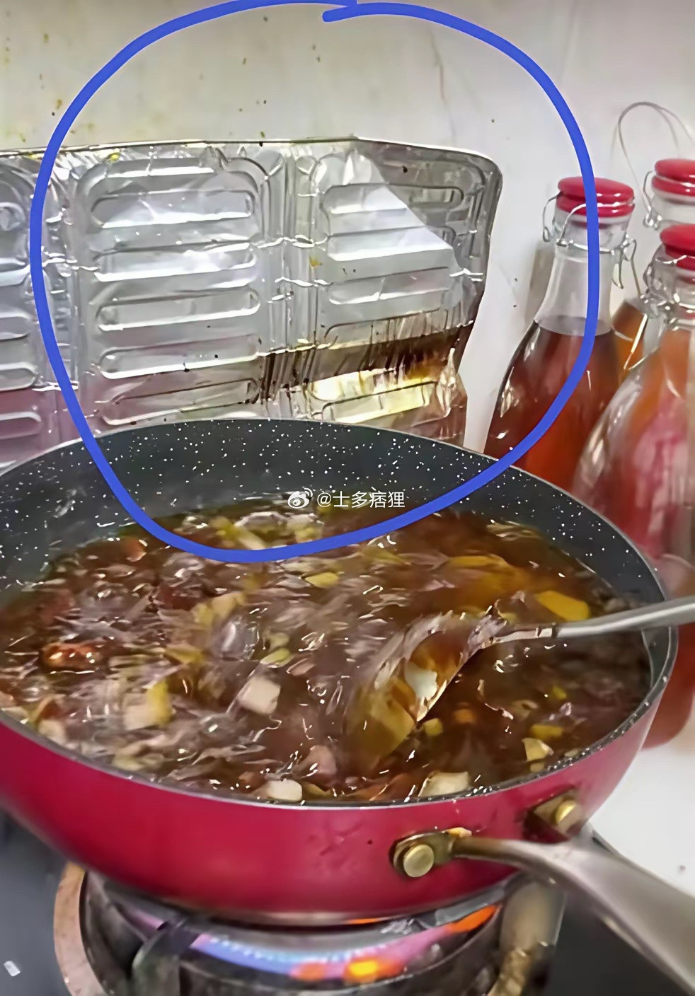 78岁侯耀华现状曝光，住大别墅没请保姆又脏又乱，待客仅有一碗面
