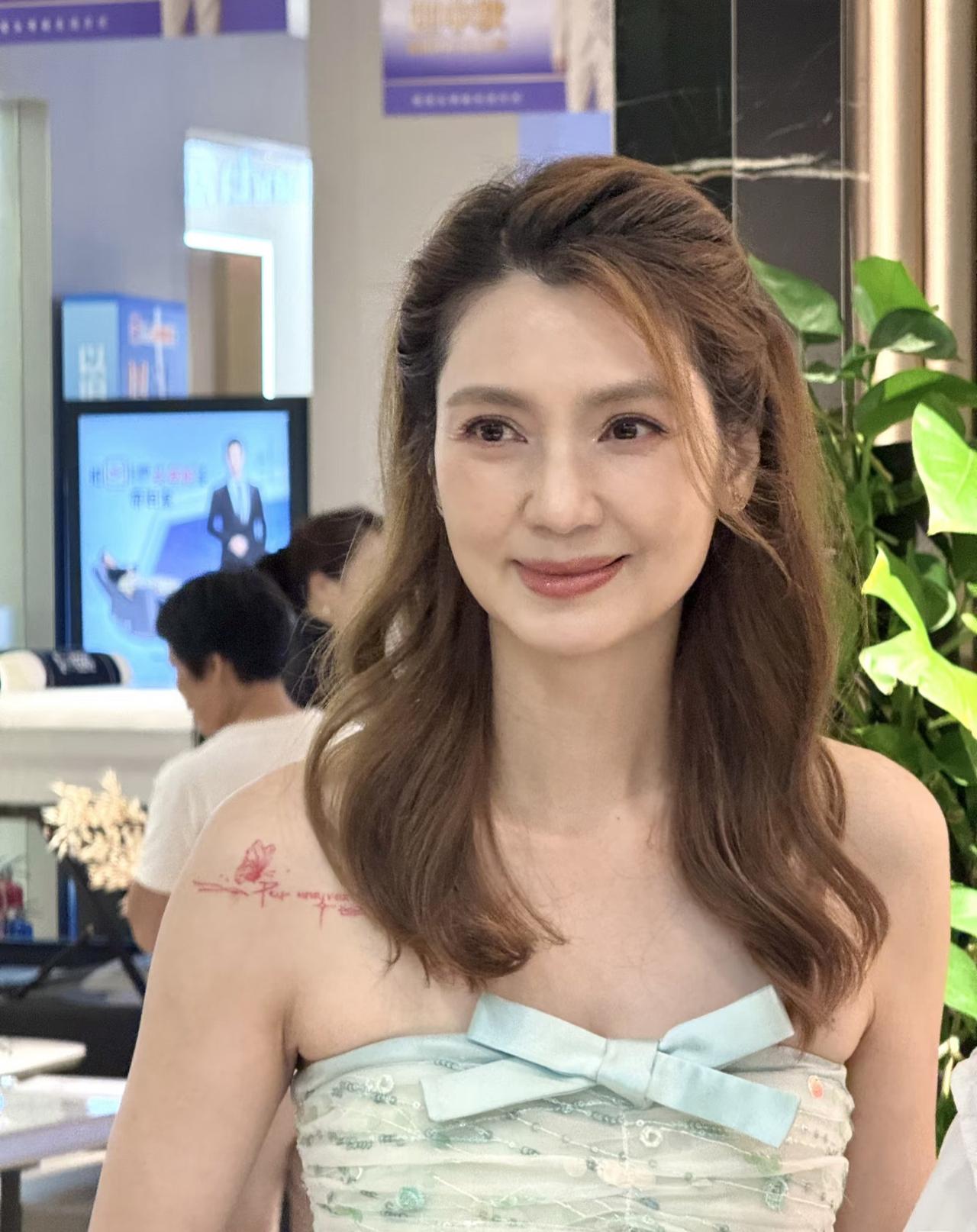 大美女洪欣身上真的有一种经济上行的美，笑脸盈盈富态柔和。54岁的她因为脸圆，总