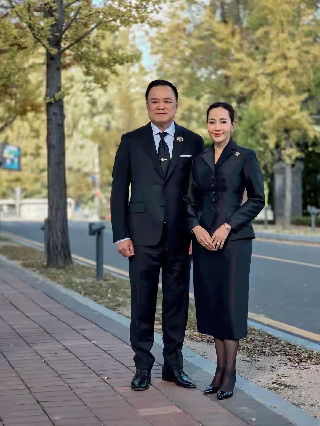 阿努廷的妻子，穿衣蛮讲究的。在诗丽吉王后逝世那段时间，她穿黑裙。在庆祝活动中，她