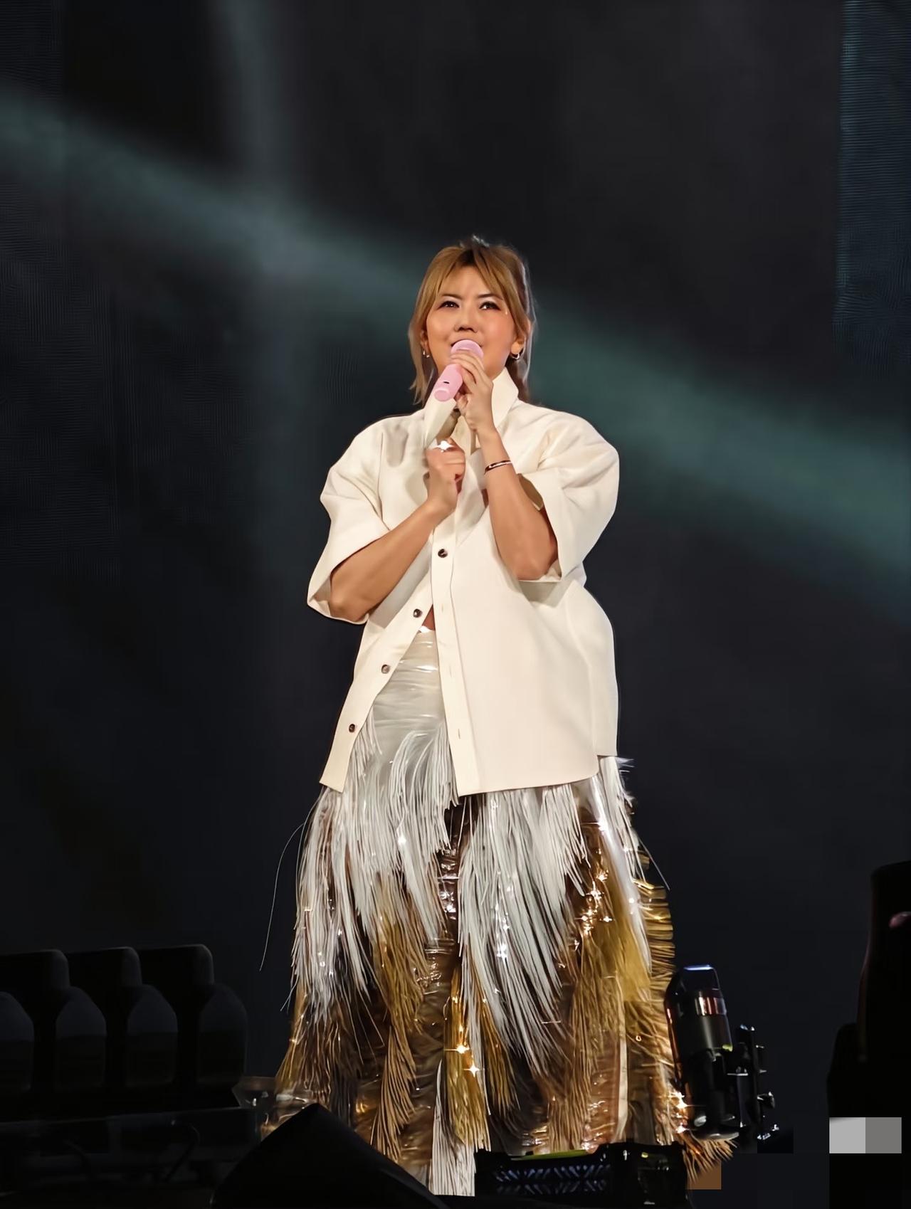 孙燕姿启德演唱会太胖了，好雷人!3月13日，孙燕姿在中国香港启德体育园举办个