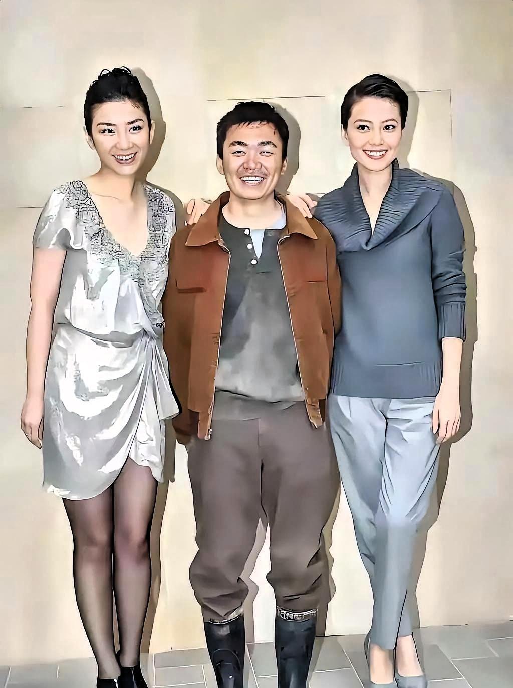 两个一米七几的美女，一左一右把胳膊搭在王宝强肩上，笑得比阳光还灿烂。照片里他