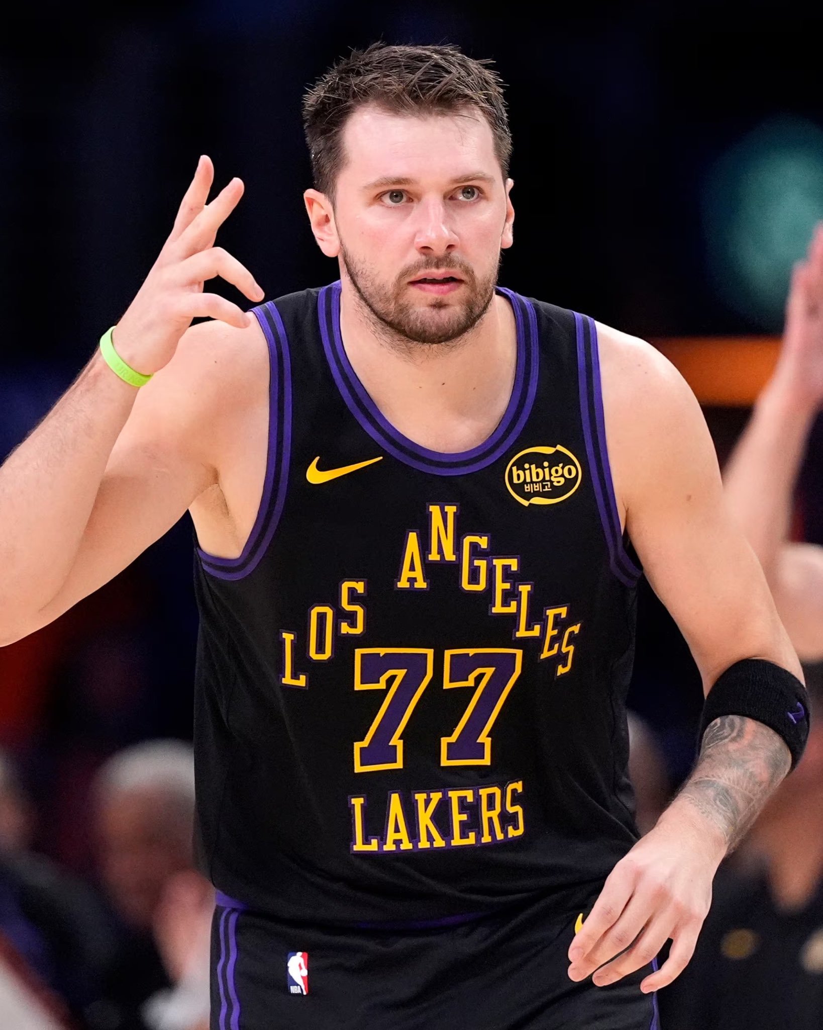 湖人大胜骑士，拿下四连胜！！！——东契奇，42分5篮板12助攻——里夫斯，19分