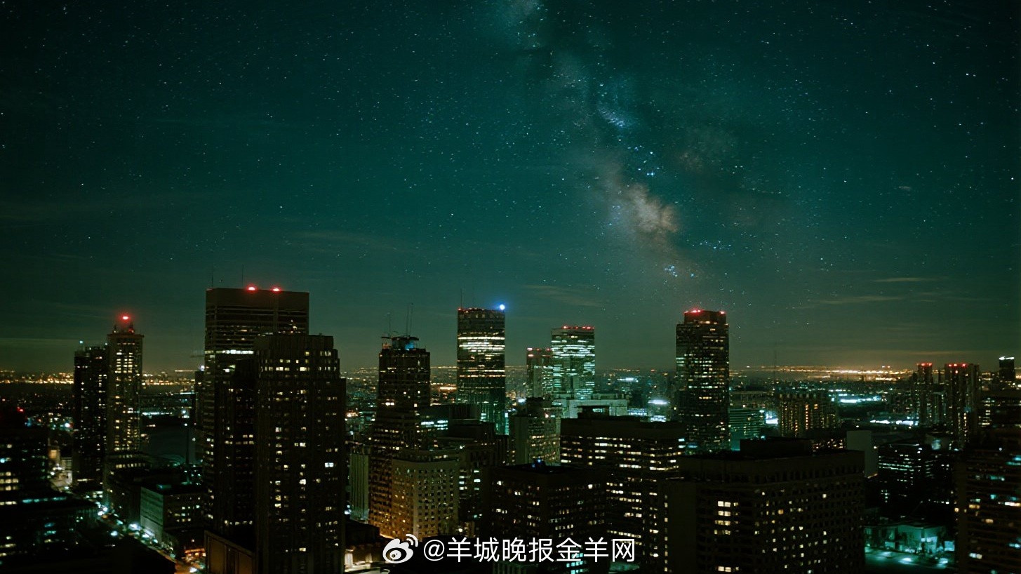#晚安#窗外的风一阵阵拍在玻璃上。路灯晃着，树枝摇着，天越来越黑。台风预警响了