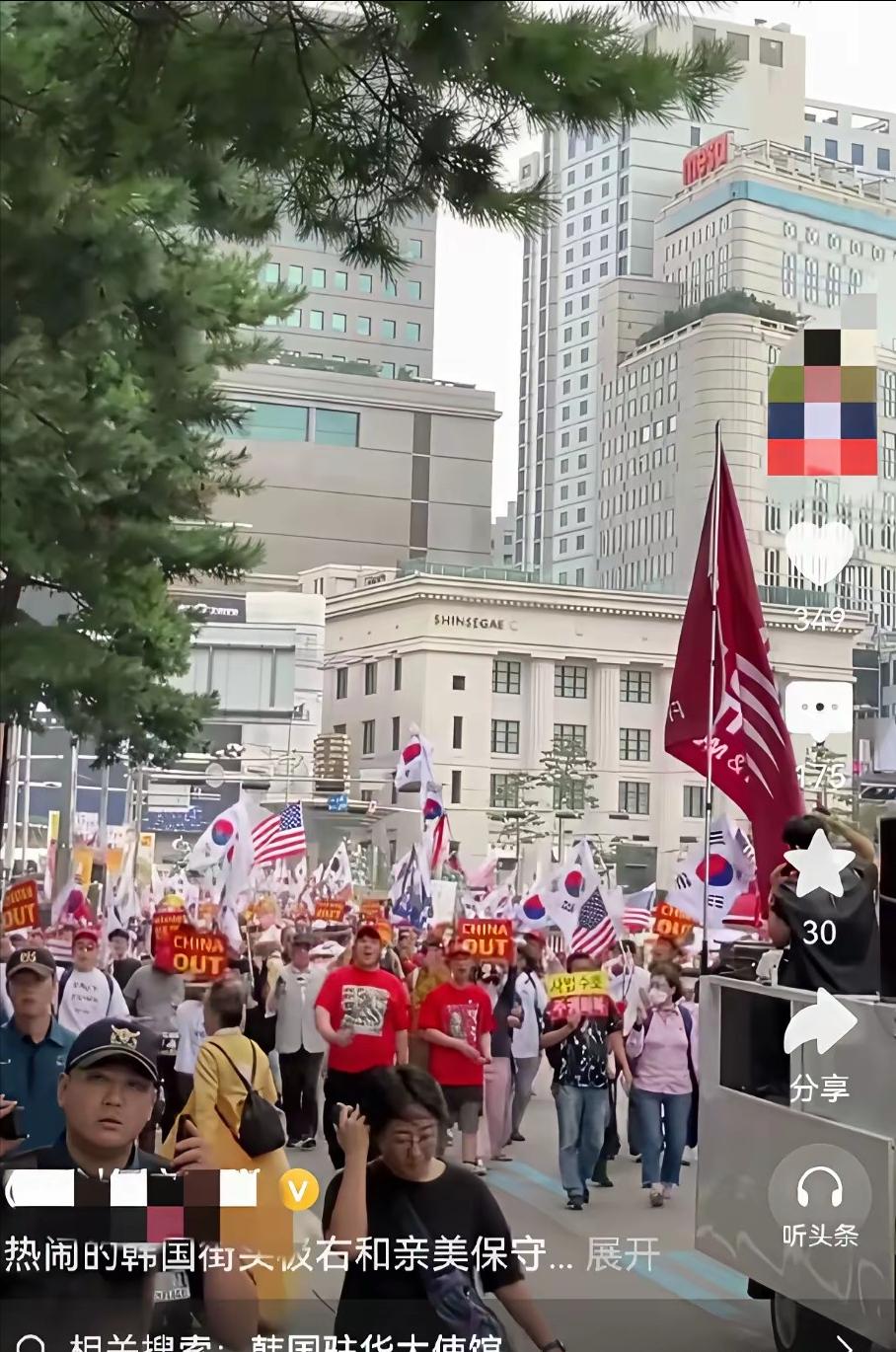 韩国首都首尔街头的一幕，韩国人已经走火入魔了，他们已经完全不能认识自己了，更加不