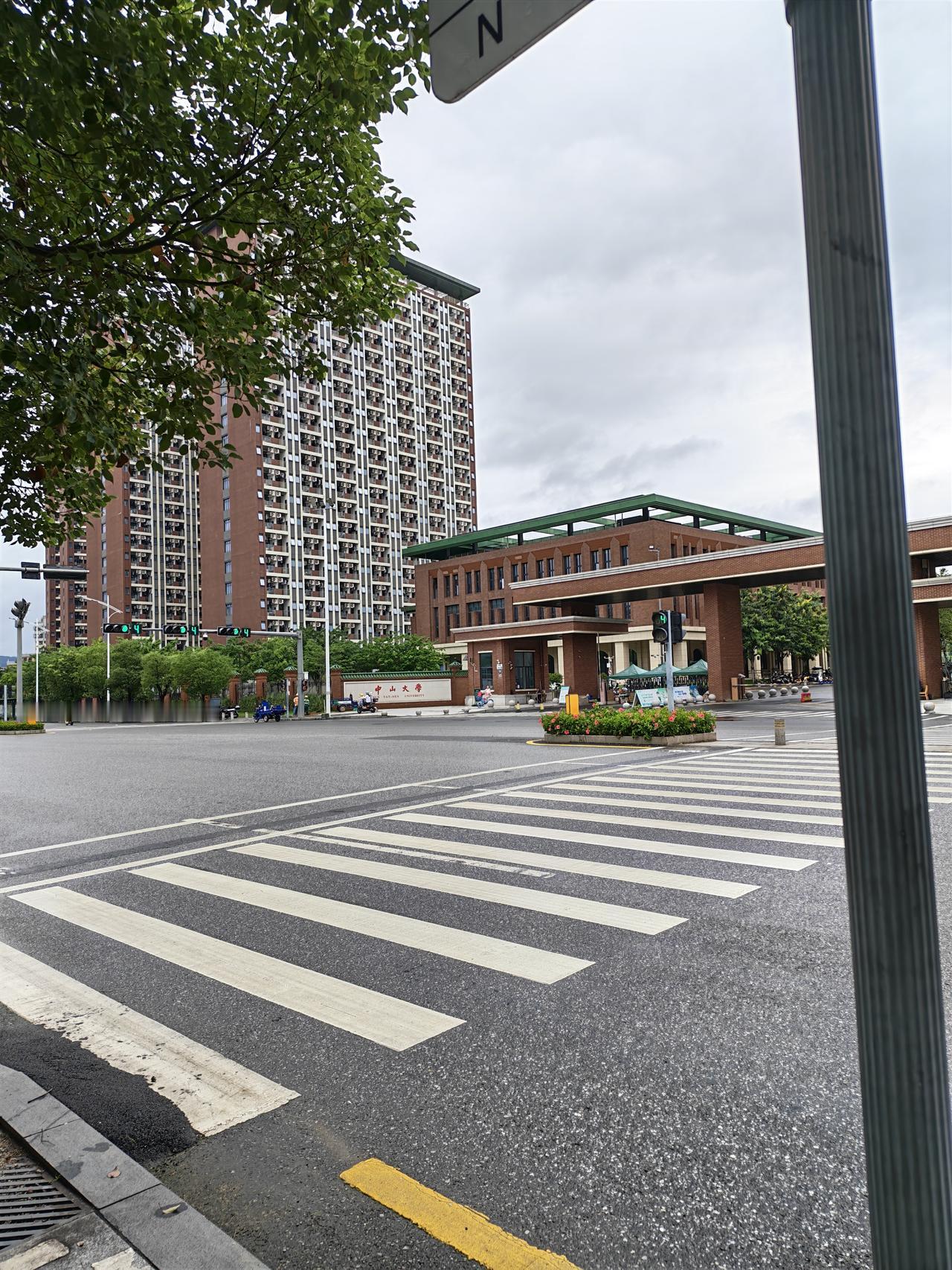 中山大学深圳校区，周边环境越来越成熟。