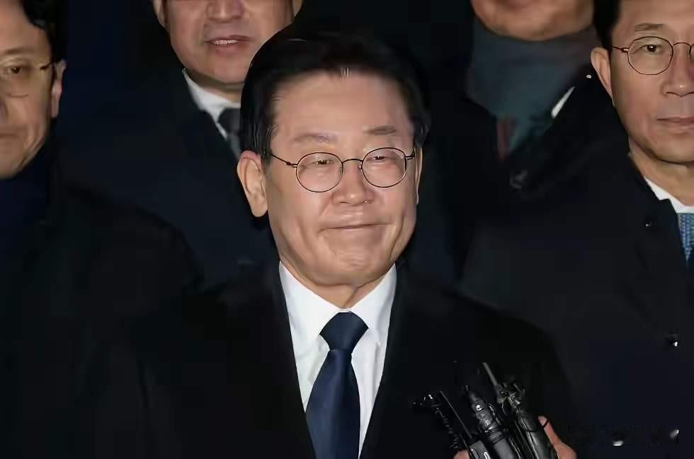李在明是太怕朝鲜了？泽连斯基在联大把两名朝鲜籍战俘移交给韩国的事抖了出来。眯眼哥