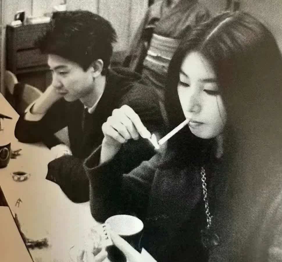 1964年的蔡澜和他当时的日本女朋友“老年久美子被女儿送去了老人院，蔡澜