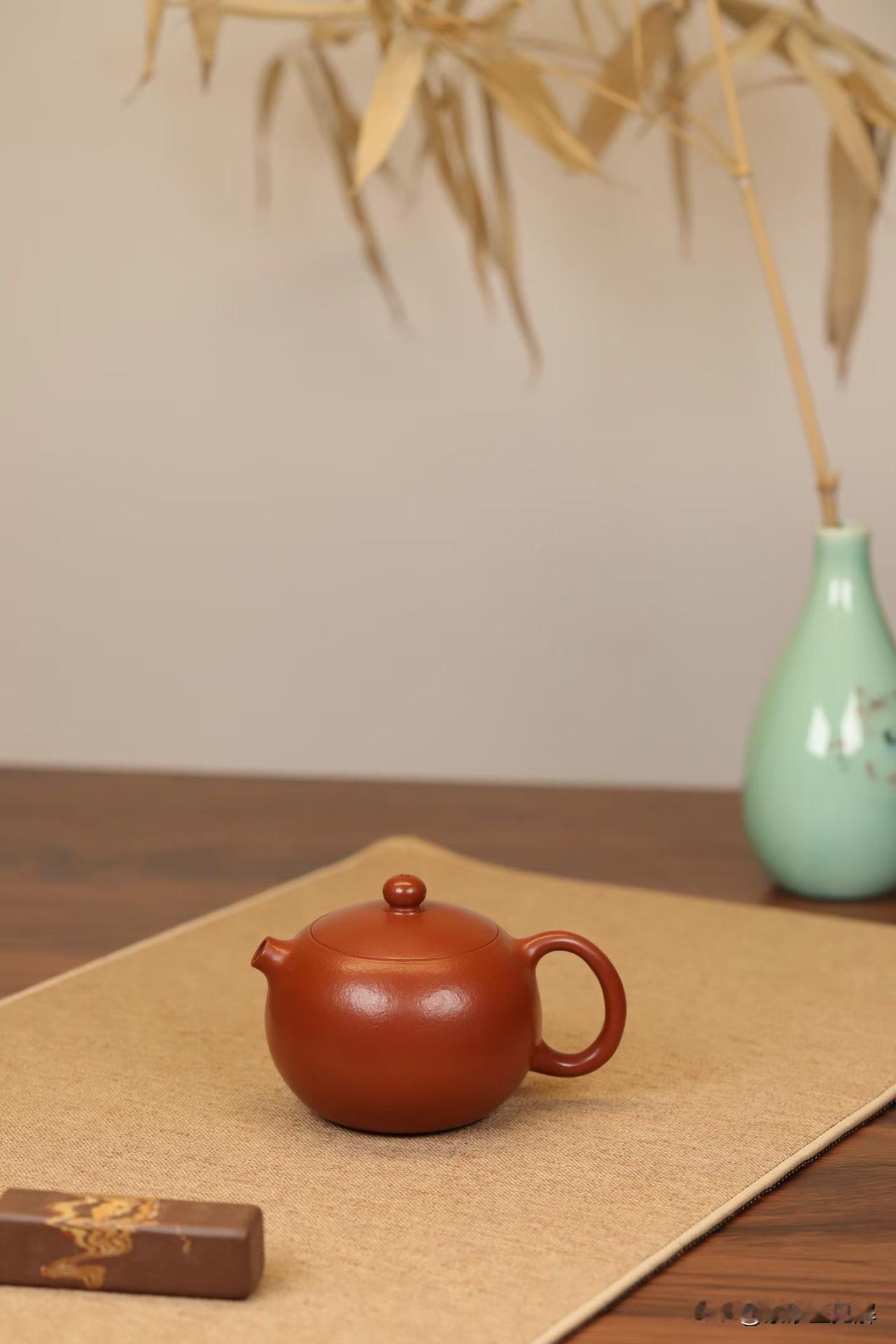 揭秘紫砂“老壶”背后的暴利局紫砂壶火了这么多年，不仅是茶器，更成了很多人眼里的
