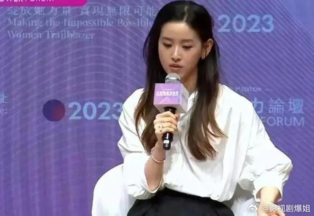 章泽天现在太牛了，以老板娘身份站台打扮强势，千亿名媛都得靠边，她妥妥的C位!​