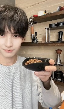  咖啡感形容太贴切！暖甜气质配自然真诚的贴心，像焦糖玛奇朵般戳心，这份魅力根本