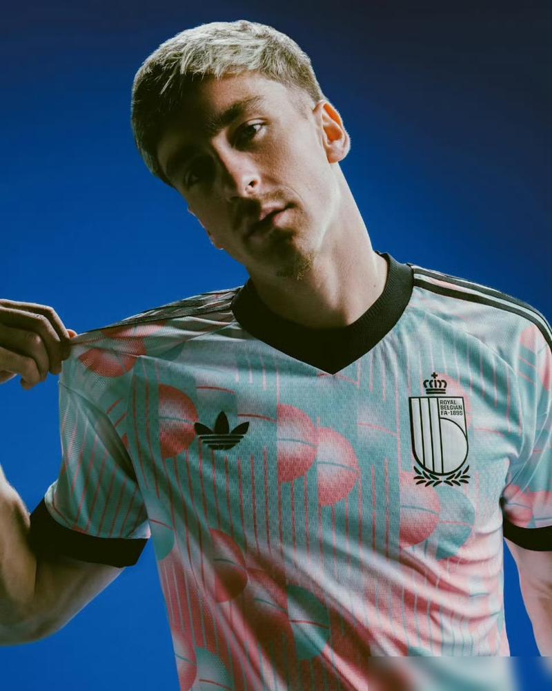 比利时国家队召了AC米兰的萨56和德温特。萨56这赛季从罗马租回米兰，彻底