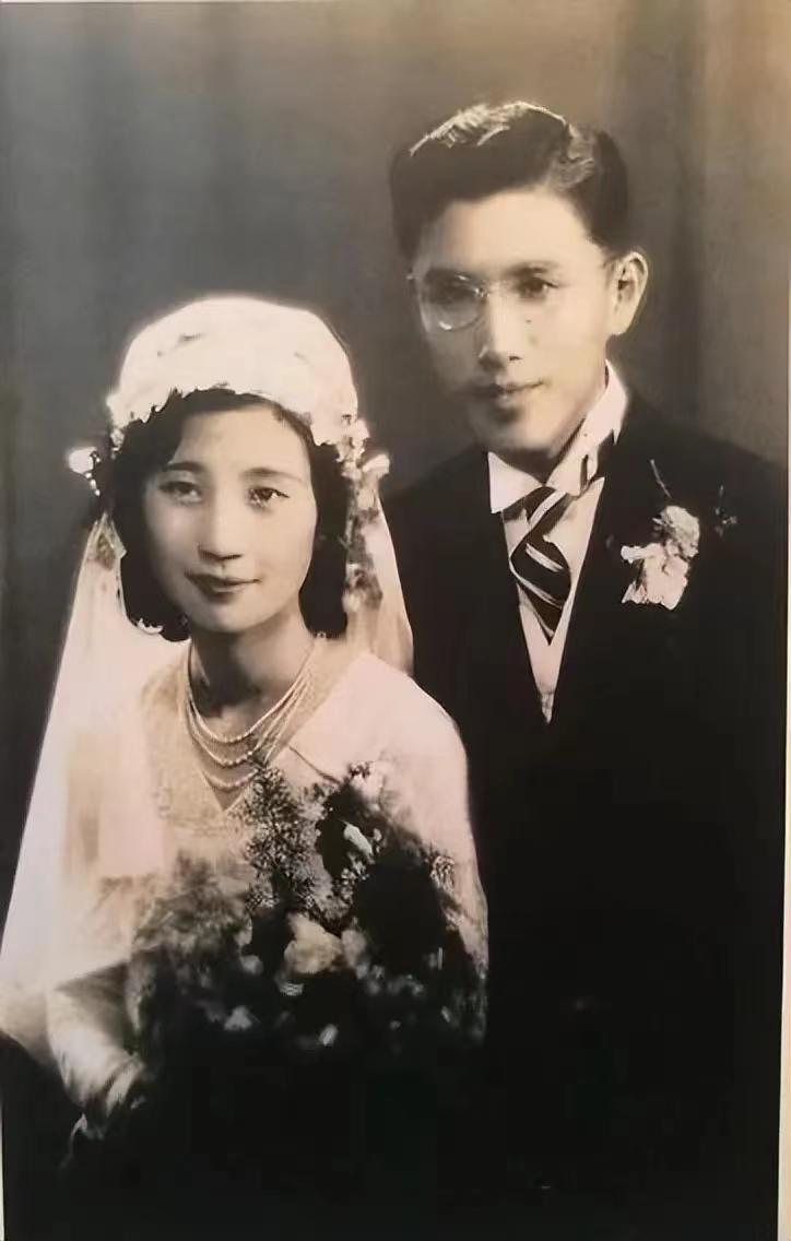 1930年，28岁的清华教授周培源，依旧单身。朋友拿给他一沓子照片：“瞧