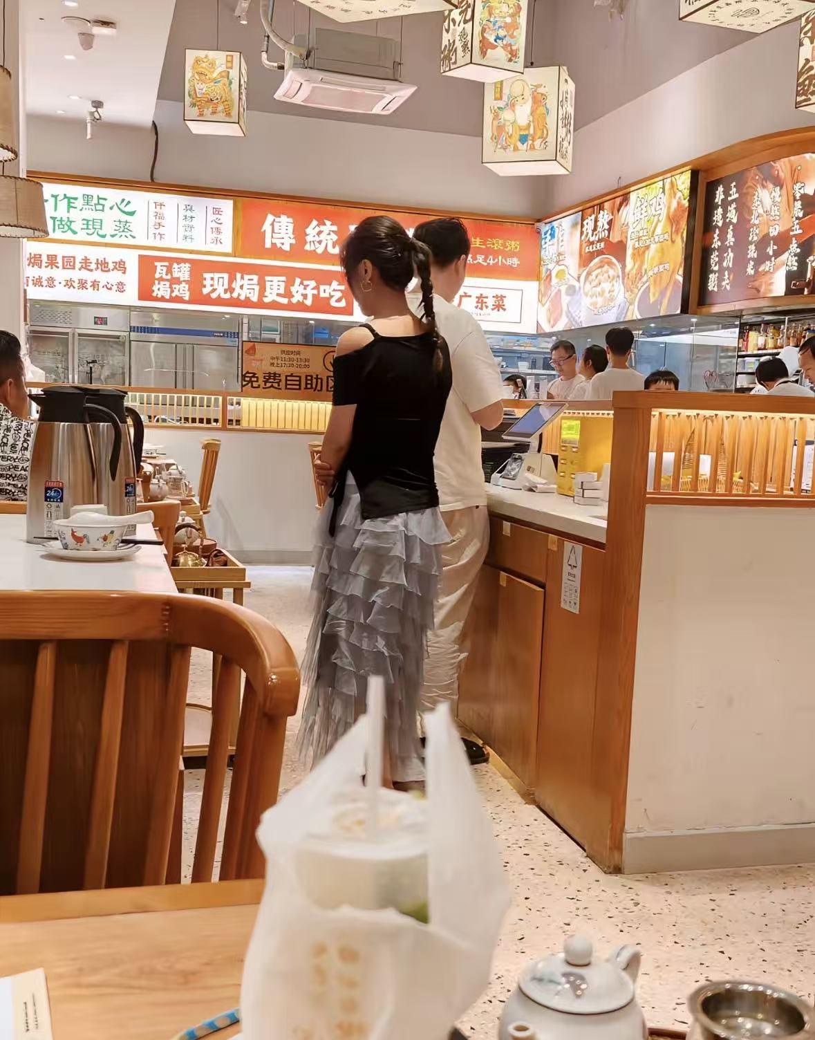 前天我外甥去相亲，俩人在小区门口的饭馆见的面。菜上齐了，俩人干坐着，筷子没动。