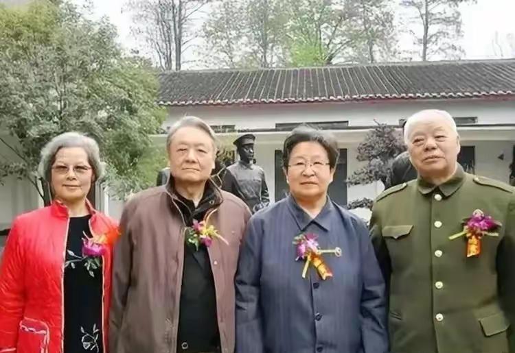 四人中，有一个是家喻户晓的名人，你知道是谁吗？