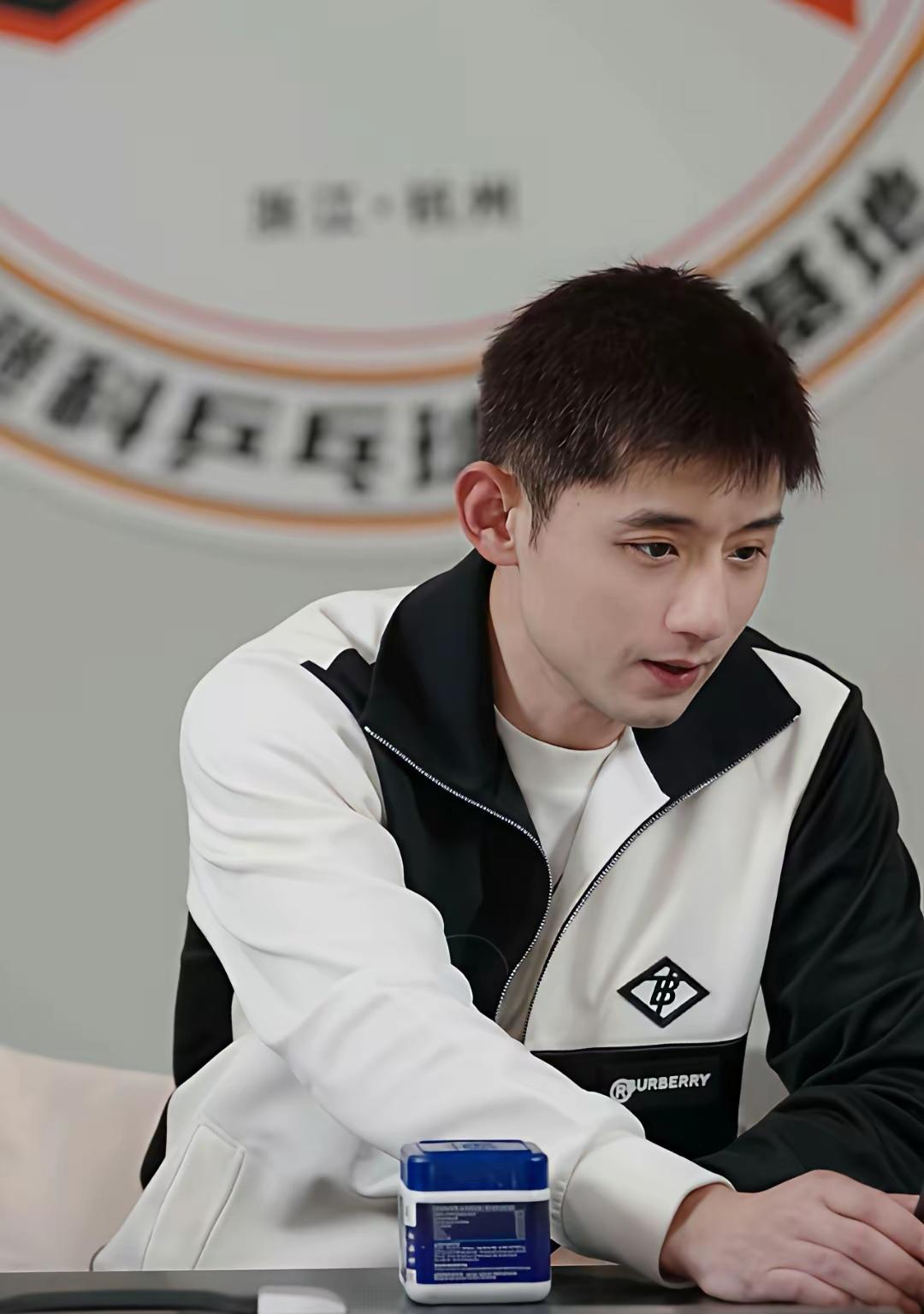 张继科大概没料到，自己口碑回温这事儿，竟和樊振东绑得这么紧。全运会后樊振东