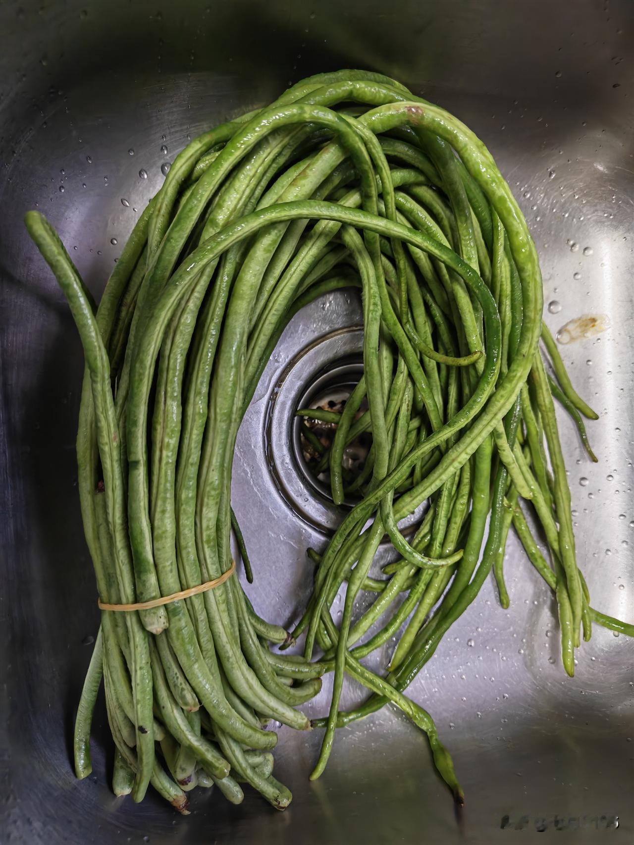 昨天菜场买的一把豇豆，怎么怎么炒都炒不熟，倒掉了。怀疑自己的做法有问题，于是