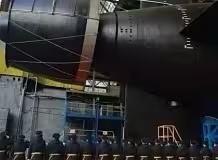 俄“末日平台”哈巴罗夫斯克号核潜艇出坞，携波塞冬撕开北约反导网2025年12