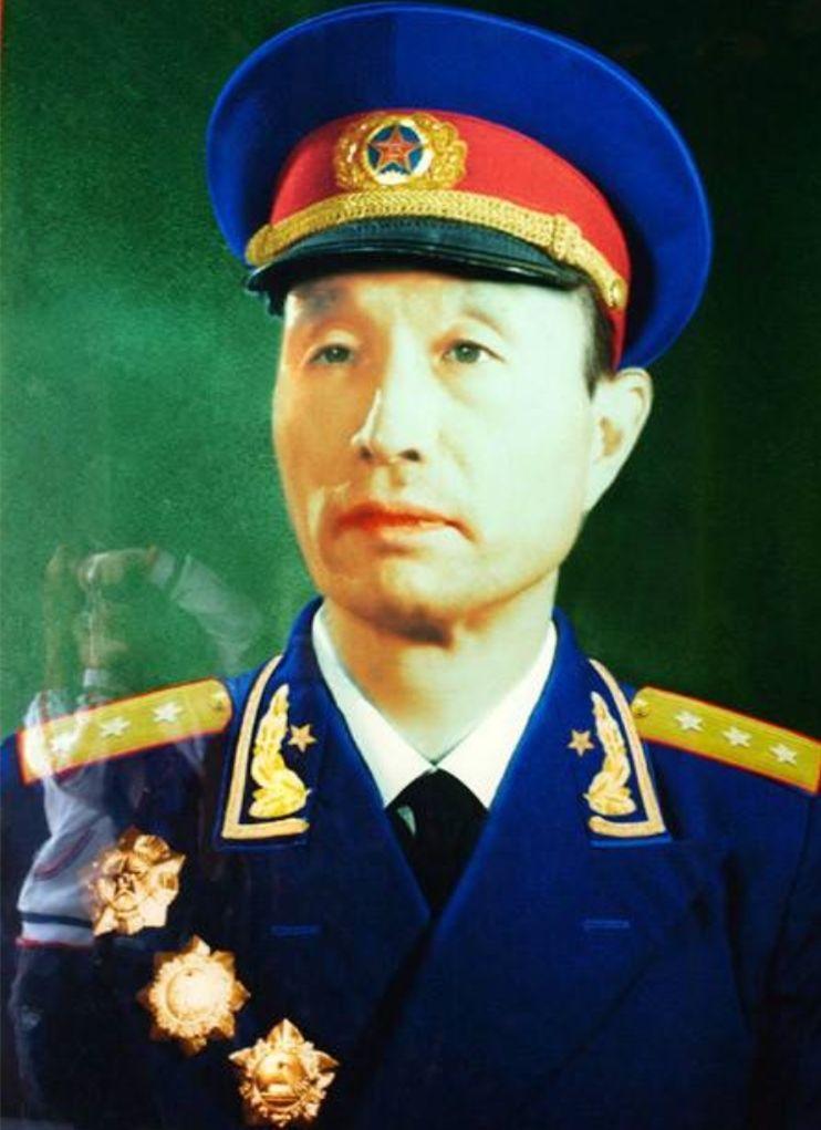 开国上将张爱萍的儿子张胜在北京八一学校读书，这是一所干部子弟学校。有同学问他，你