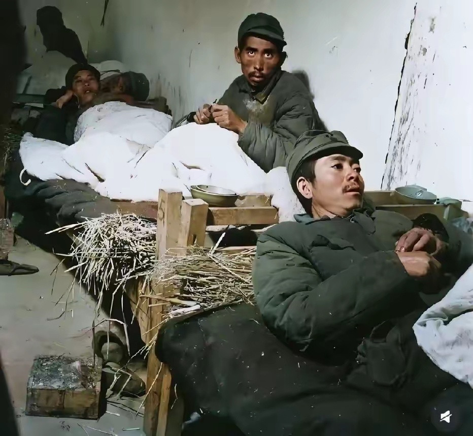抗日战争时期，在滇缅抗战的中国士兵住在简陋的临时营房修整，干草当褥，木床作榻，条