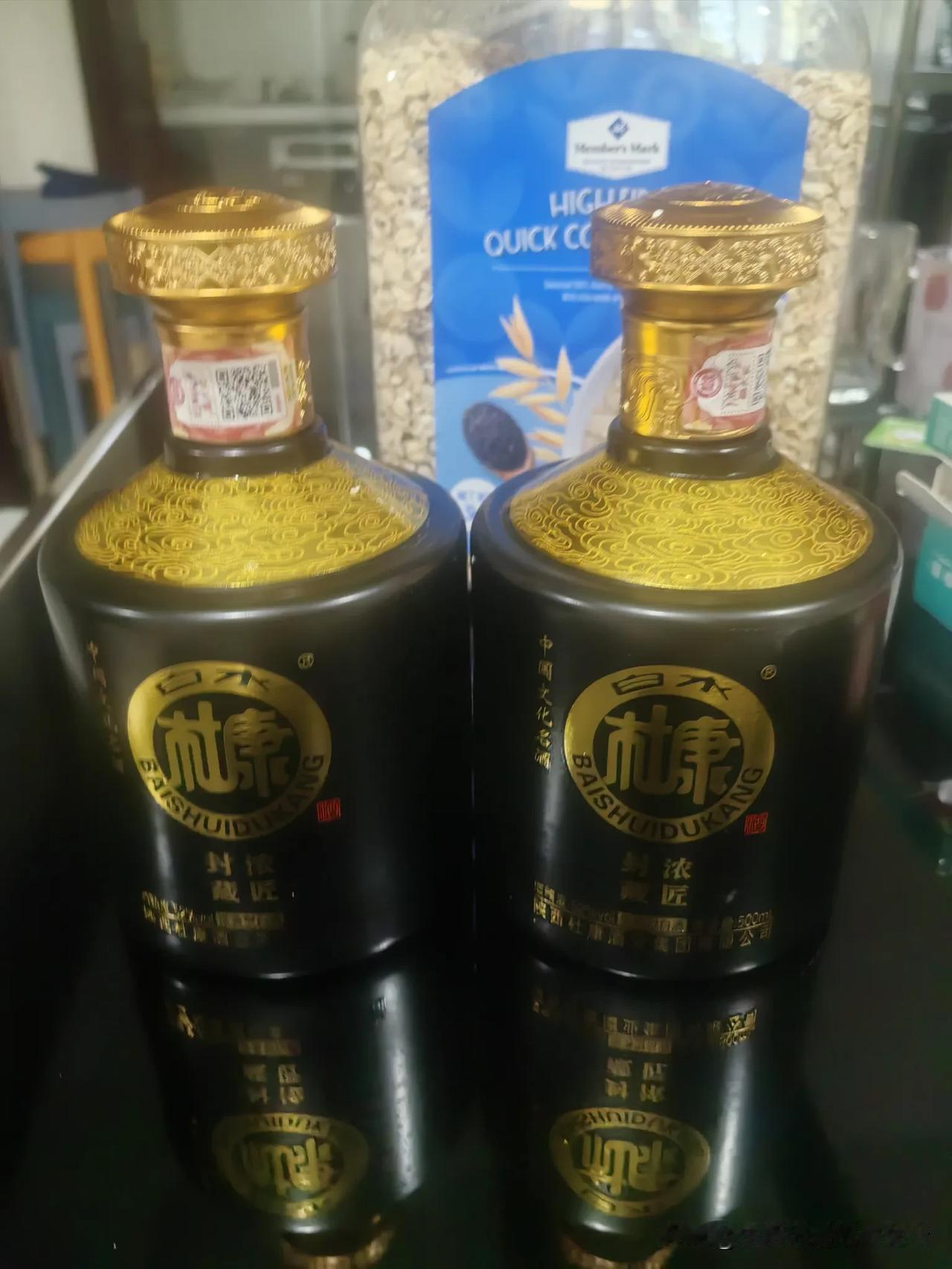 老公今天拿回来两瓶白酒。是他上午去一个客户家里量尺寸，客户送给他的。这酒的名