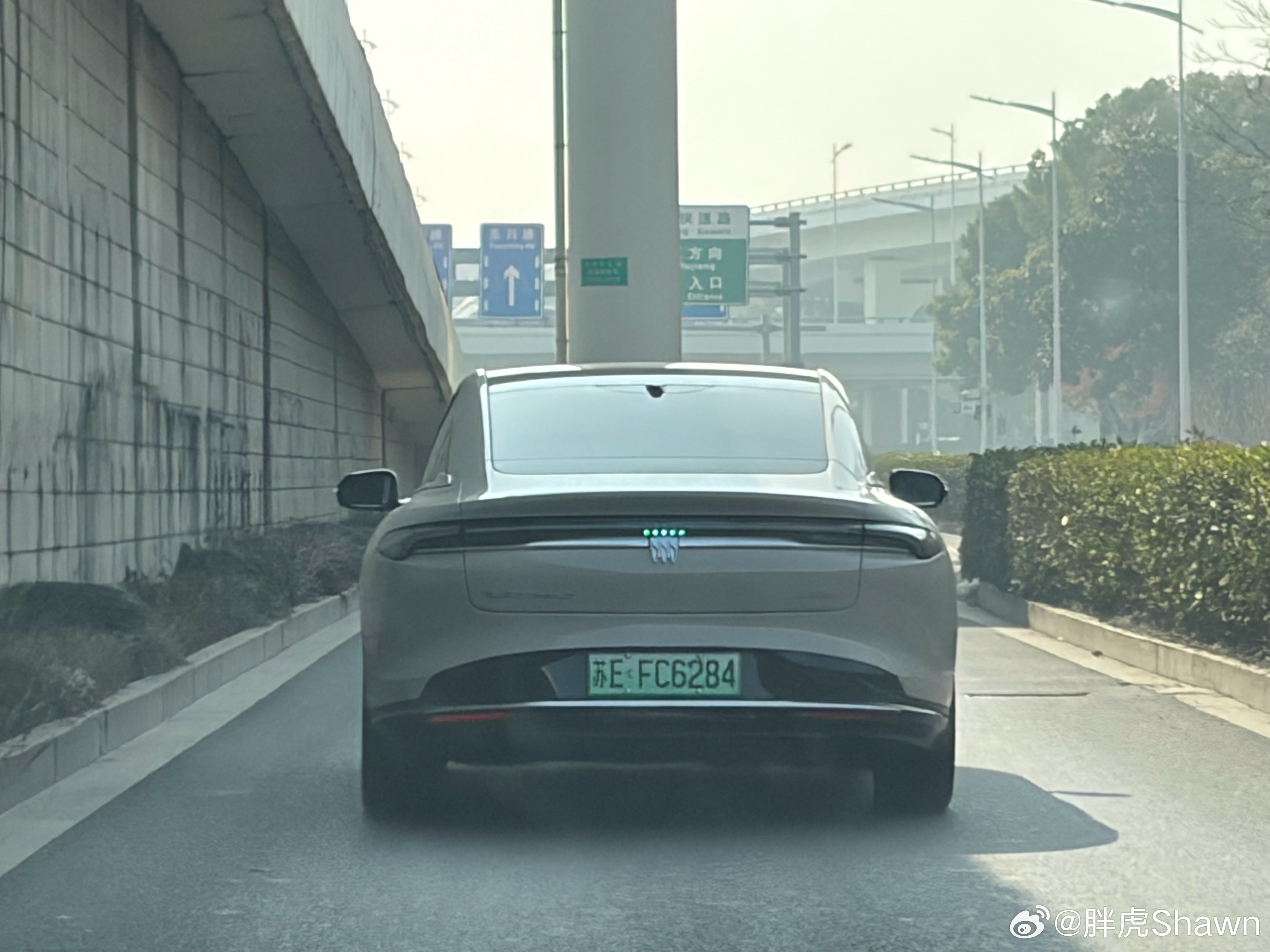 第一次见到开着小蓝灯的别克至境L7