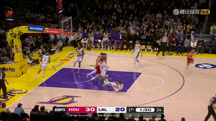 湖人超级巨星詹姆斯真是太豪横了！在今天湖人主场迎战火箭的圣诞大战中，当时比赛进行